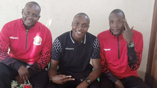 Stephan Simiyu (right) posses for a photo with Warriors' captain Eric Mutoroh (C) and KDF Morans' guard Humprey Aura